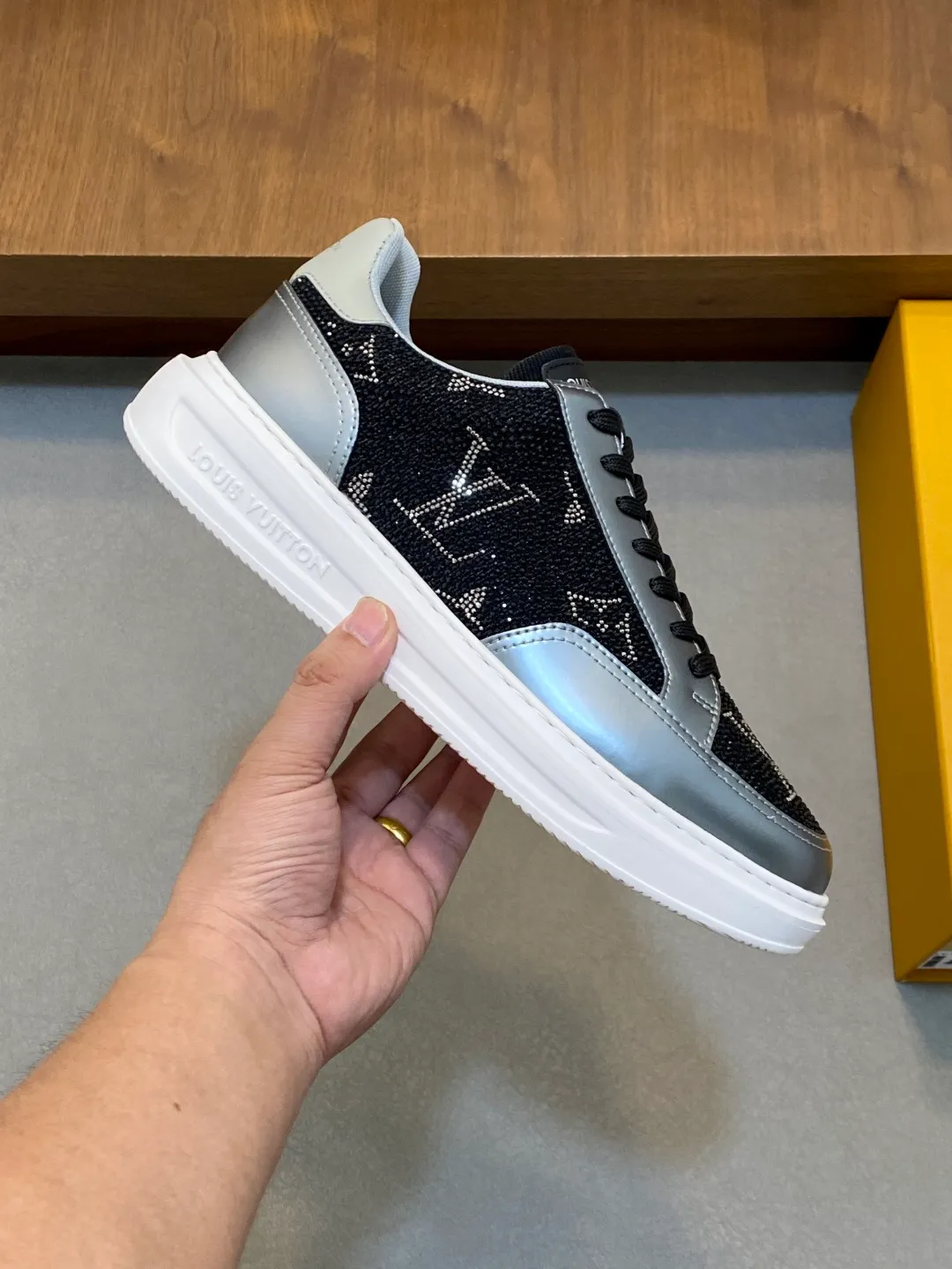 Men's shoes 💰760¥ ••New arrivals•• 2025FW•LV TRAINER hot diamond starry 💎retro sneakers! Lou* V～Made in Wanduan️original and authentic goods! Original imported top-grade anti-velvet cowhide • Hot-stamped imported Czech diamonds 💠 Fabric mesh lining for feet ➕ Original TPU combination sole ~ Lasting technology • Comfortable and durable!  Size: 38-44 (Male 45 46 customized)